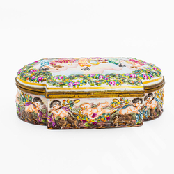 Фарфоровая шкатулка "Античные мотивы". Фарфор, ручная росьпись. Италия, Каподимонте (Capodimonte). X