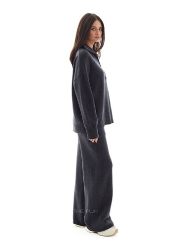 Вязаный костюм с вышивкой в цвете графит