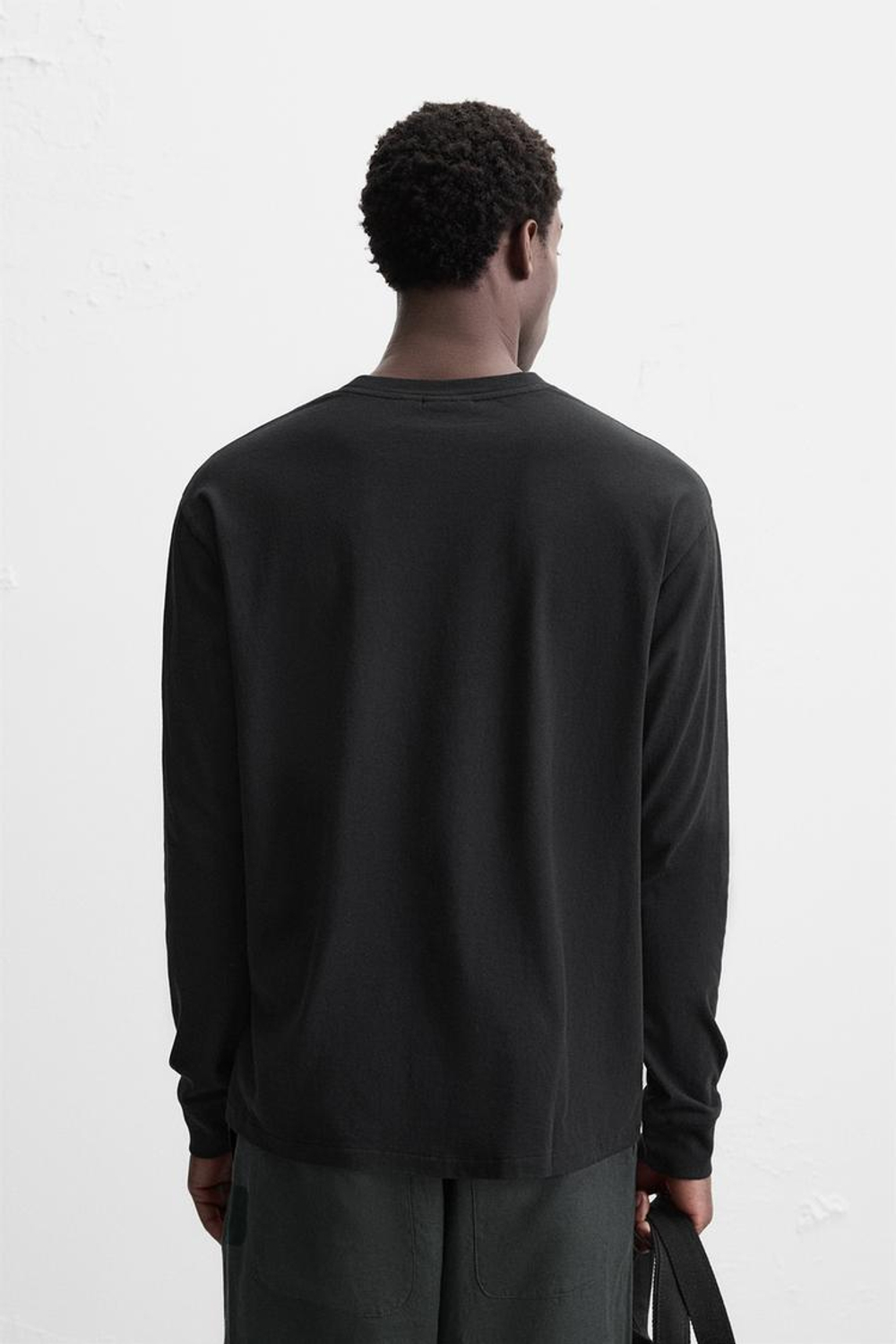 ZARA ЛЕГКАЯ ФУТБОЛКА С ДЛИННЫМИ РУКАВАМИ, ЧЕРНЫЙ