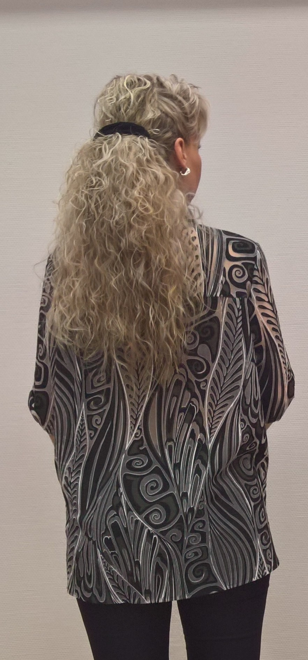 Блузон с коротким рукавом и полупрозрачной расцветкой