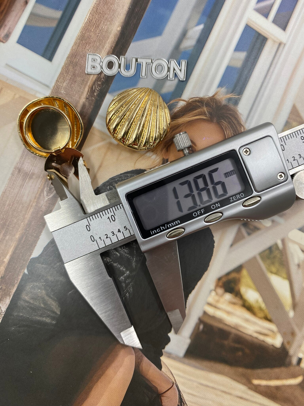 Накладка на пуговицу золотистая в форме ракушки