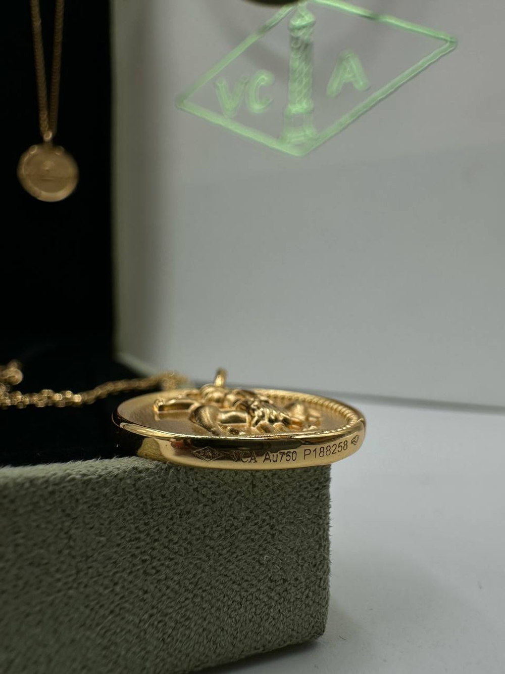 Кулон Van Cleef & Arpels