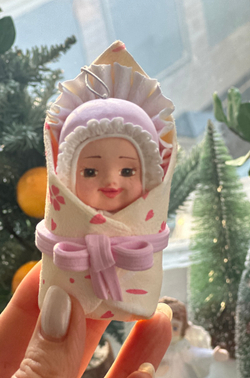 Елочная игрушка Пупсик в одеялке. Девочка
