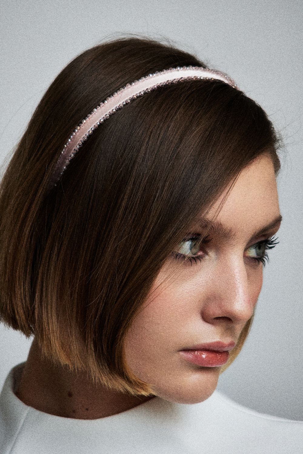 Ободок тонкий розовый с декором по контуру