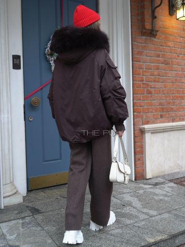 Объемная укороченная парка шоколадного цвета с капюшоном