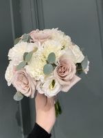 Свадебный букет из одноголовых роз, эвкалипта, диантусов и лизиантуса