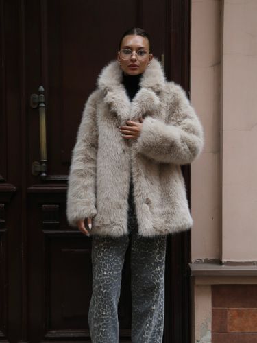 Женская короткая бежевая шуба