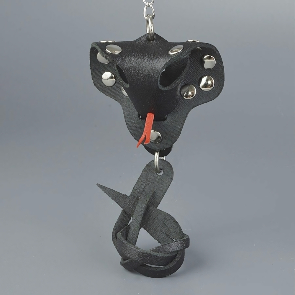 Черный кожаный брелок в форме кобры (Цвет: черный)