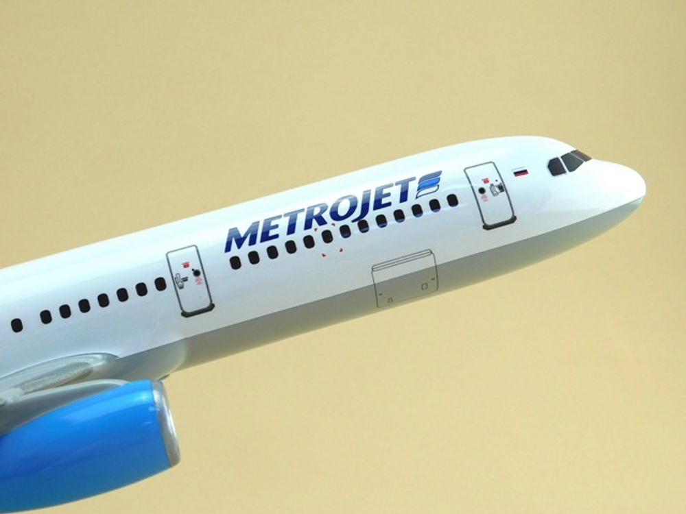 Модель самолета Airbus A321 (М1:100, Metrojet)