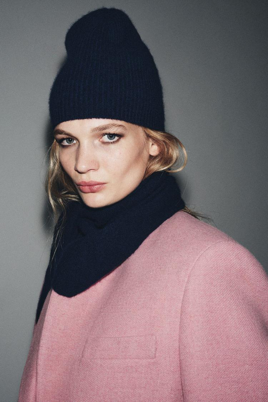 ZARA ШАПКА БИНИ В РУБЧИК ИЗ КАШЕМИРА, СИНИЙ