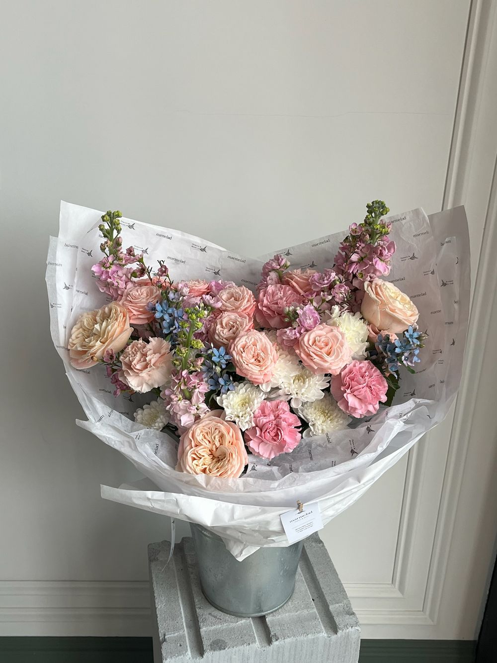 Букет из кустовых пионовидных роз, окипеталума, маттиолы, диантусов и хризантемы