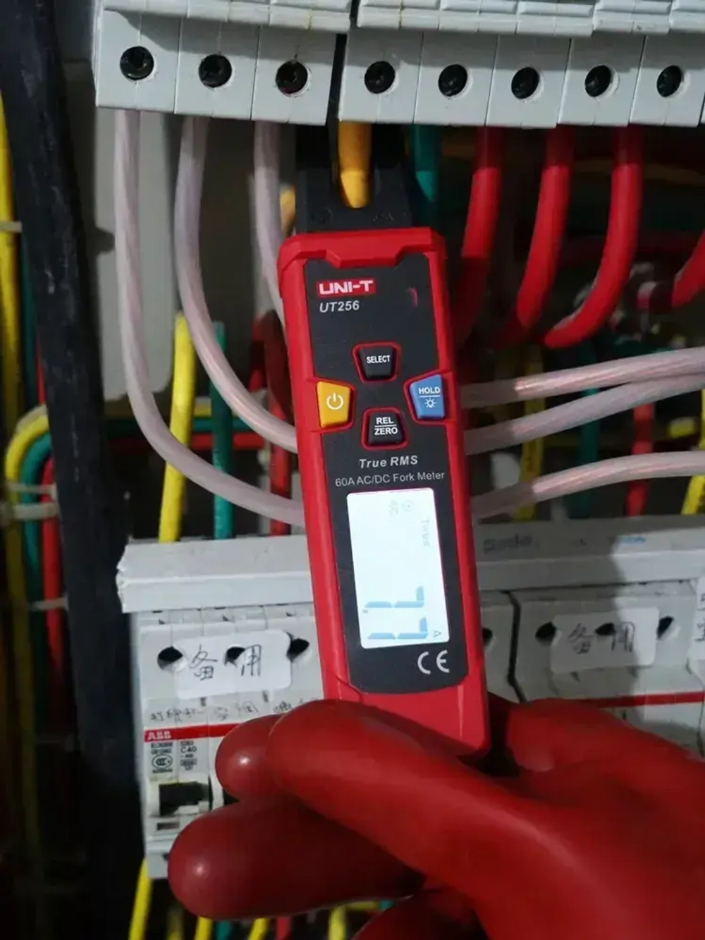 Мультиметр UT256 UNI-T клещи постоянного и переменного тока 0,1 - 60А компактные для электро щитов