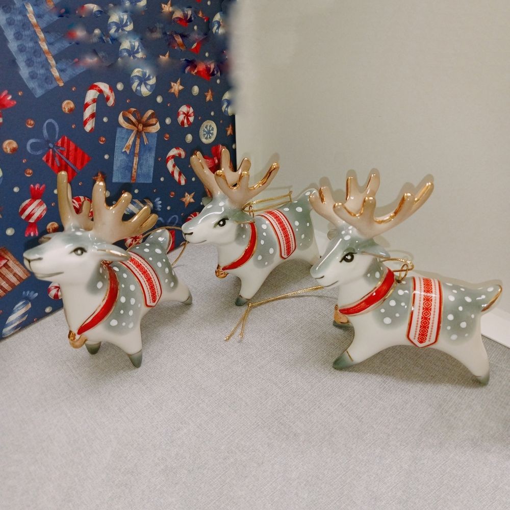 Набор фарфоровых ёлочных игрушек Дед Мороз с оленями