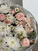 Сборный букет хризантемы, кустовая пионовидная роза ромашки и голубые незабудки