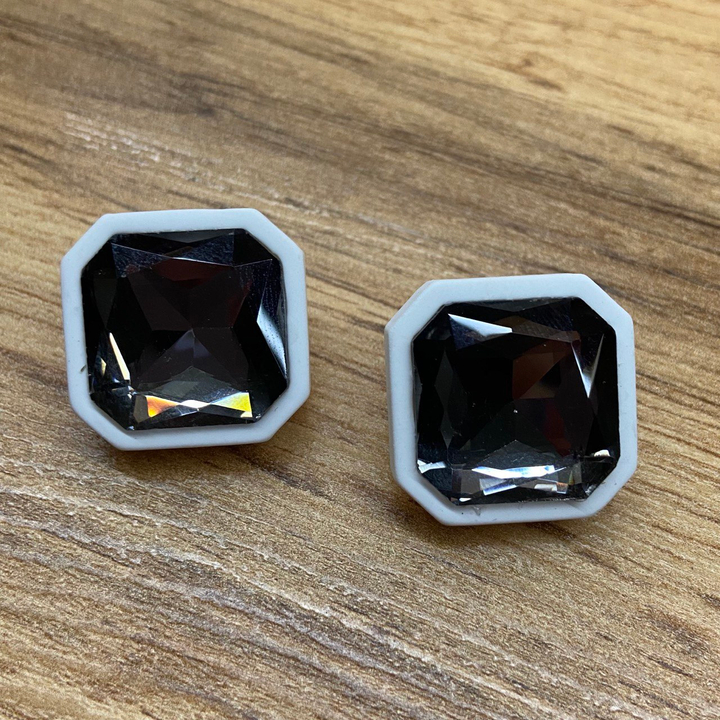 Серьги-гвоздики Fashion кристалл серый в оправе квадрат скошенный пластик цвет белый