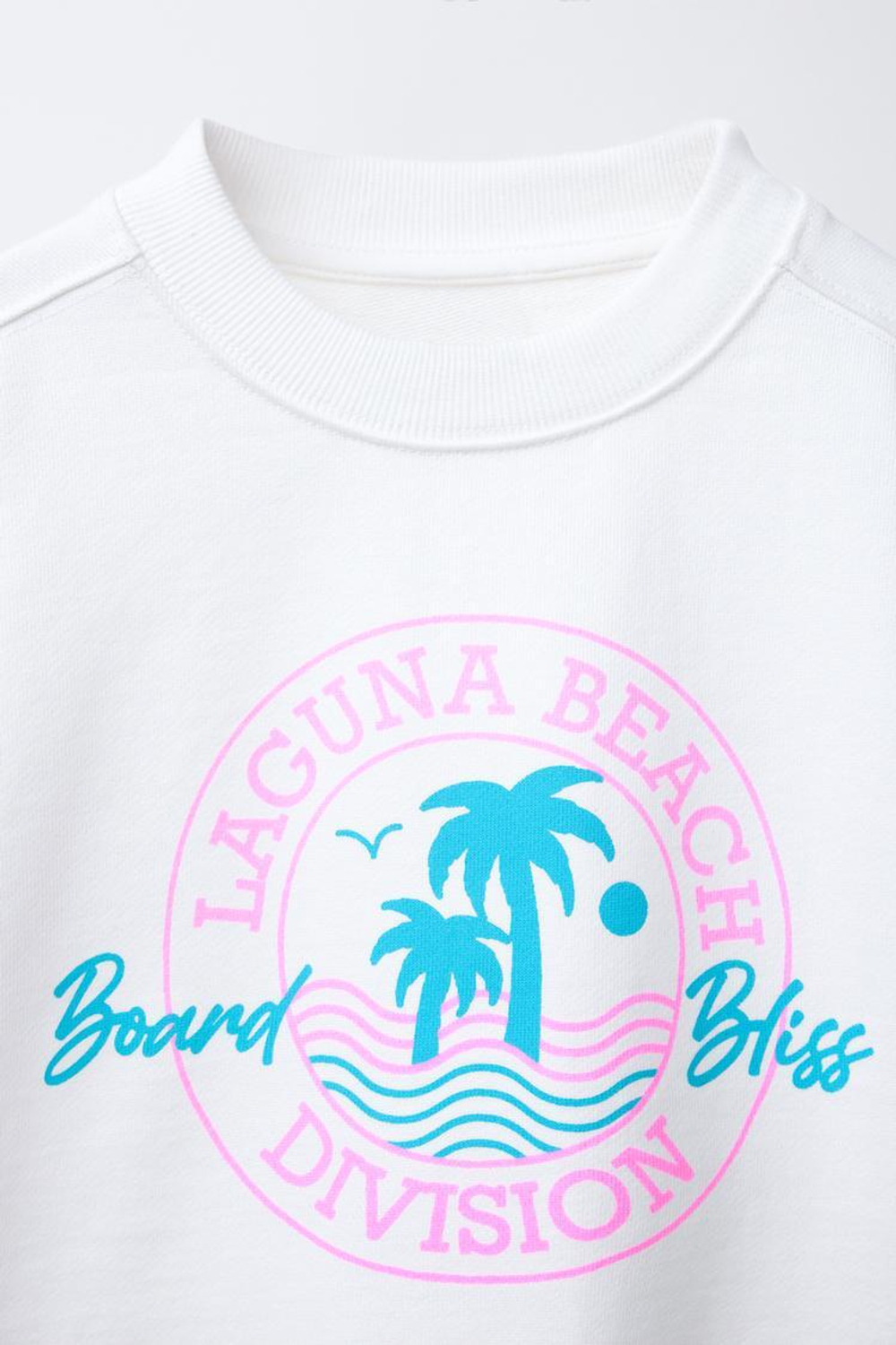 ZARA УКОРОЧЕННАЯ ТОЛСТОВКА С ПРИНТОМ, ЖЕЛТОВАТО-БЕЛЫЙ