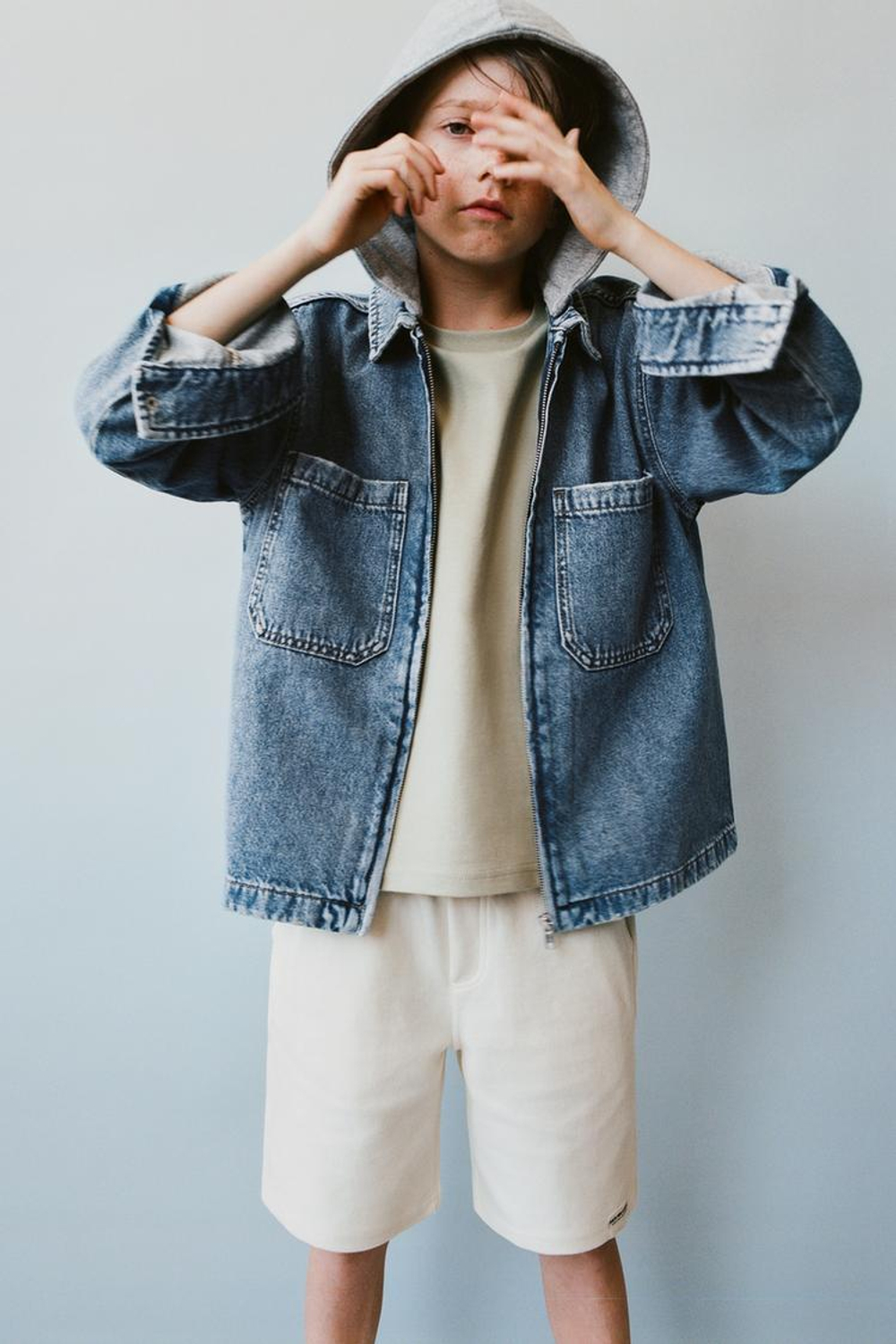 ZARA ДЖИНСОВАЯ КУРТКА-РУБАШКА С ОТСТЕГИВАЮЩИМСЯ КАПЮШОНОМ, ВЫЦВЕТШИЙ СИНИЙ