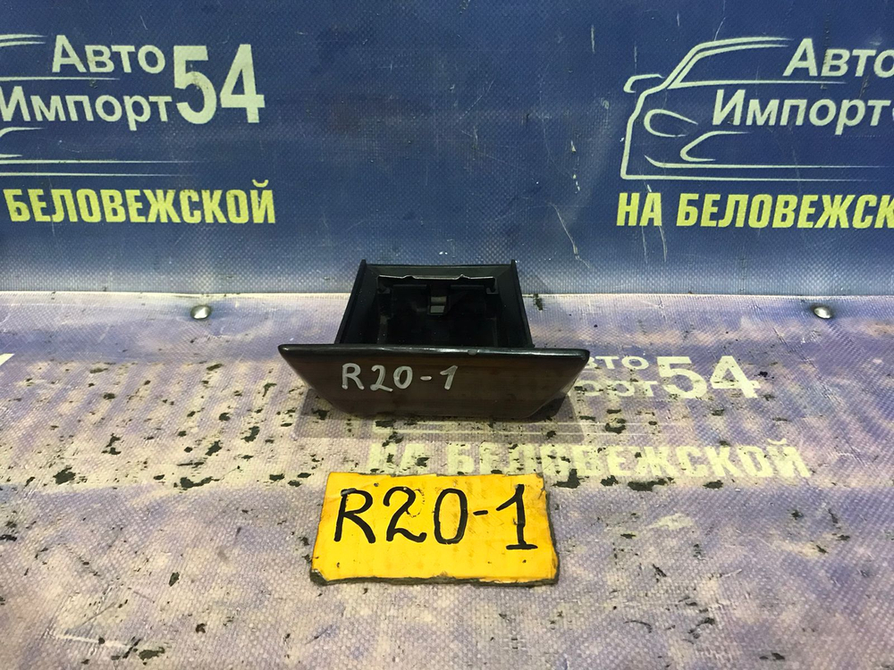 Пепельница NISSAN MISTRAL 1997