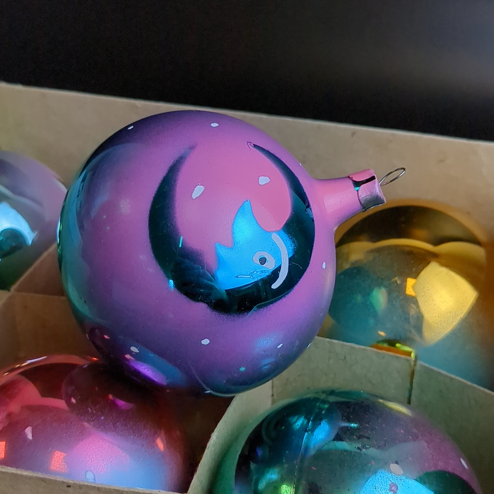 Ёлочные игрушки набор в коробке из 6 разных шариков d-7 см, стекло,ручная роспись лошадка, ёлочка, бабочка и др, изящное исполнение, подвесные, винтаж СССР 1970-1980 гг