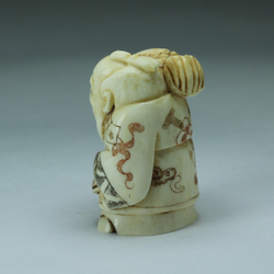 Нэцкэ Дзюродзин с рыбой на плече старый