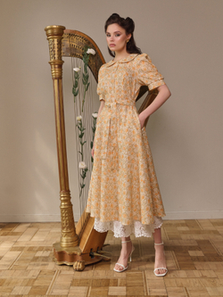 Платье с отложным воротником