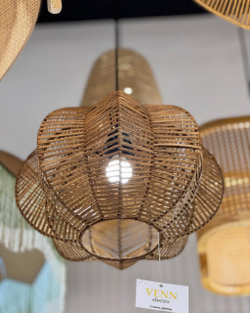 Изящная подвесная люстра из натурального ротанга с лепестковой формой.