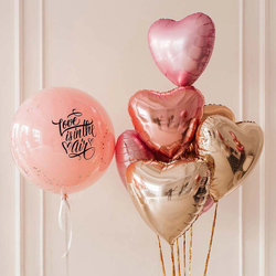 Композиция из сердец с большим розовым шаром