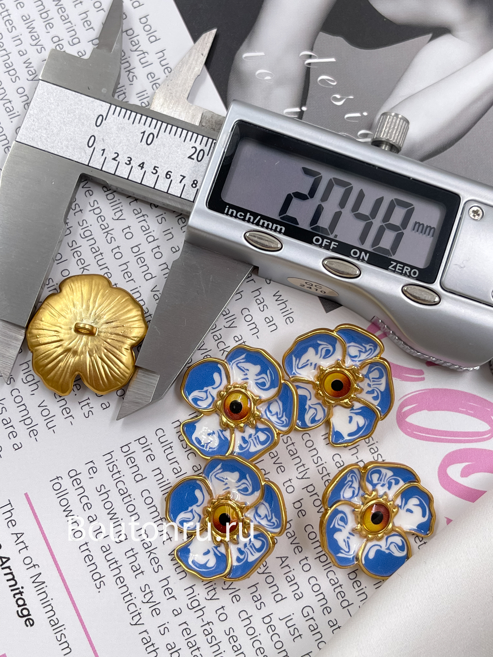 Пуговицы Скиапар. золотистые в форме цветка с белой и синей эмалью