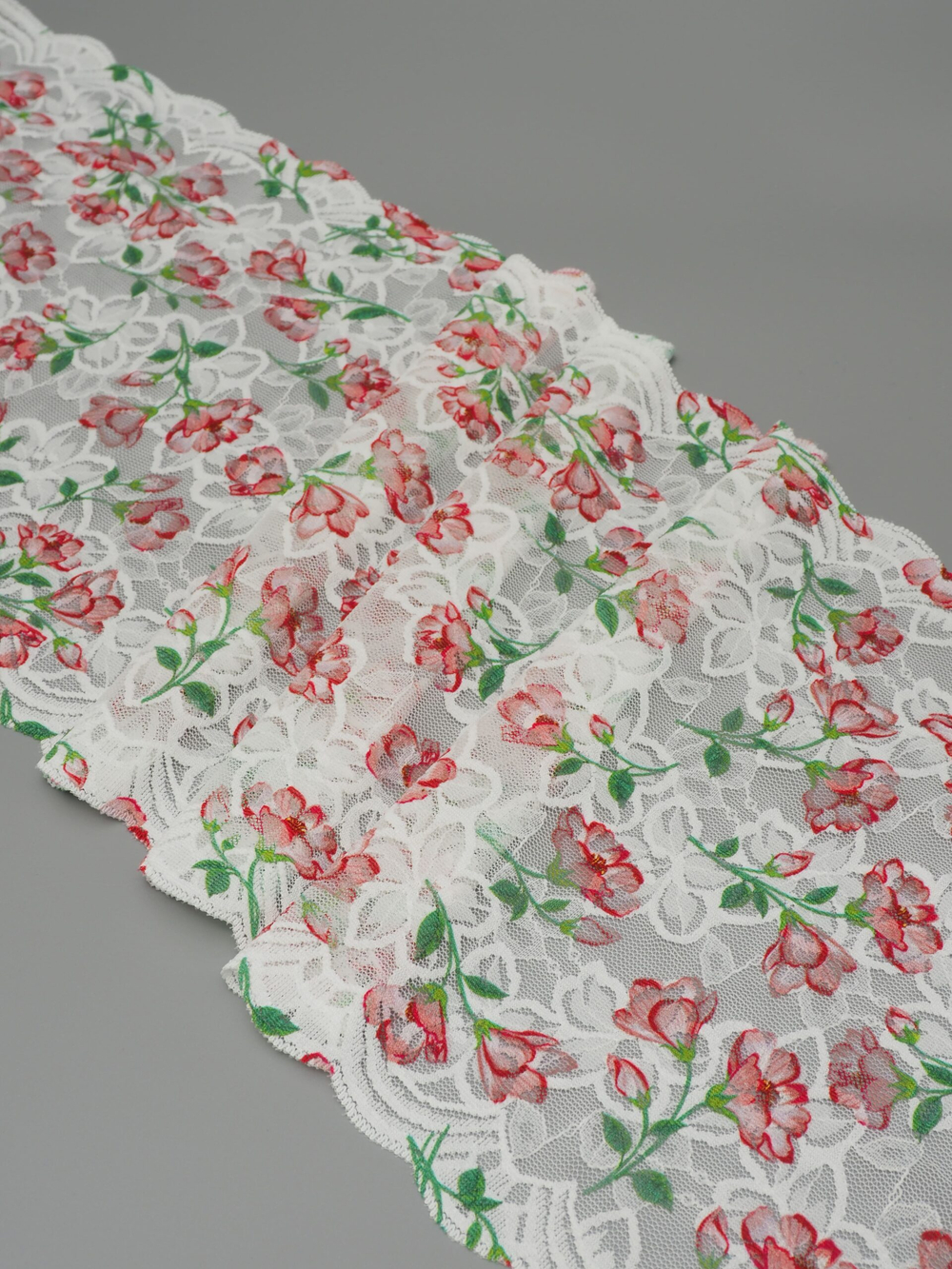 Эластичное кружево белое с бордовым и зеленым ширина 21 см