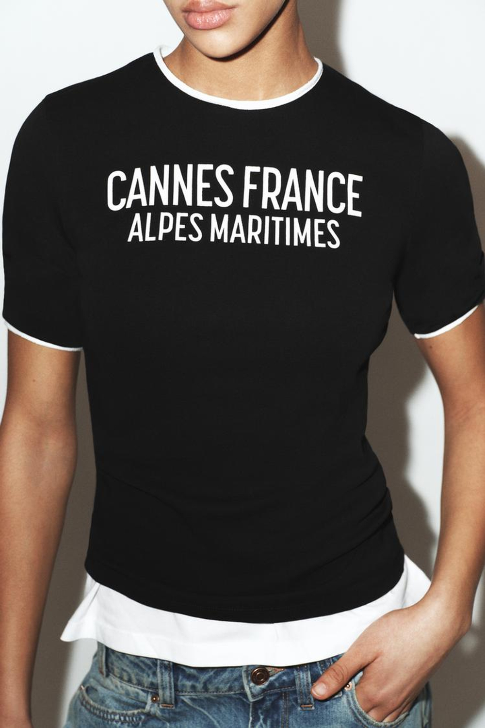 ZARA ФУТБОЛКА С НАДПИСЬЮ И КОНТРАСТНЫМИ ДЕТАЛЯМИ, ЧЕРНЫЙ