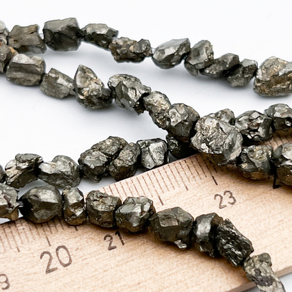 Пирит бусины, необработанный, размер около 5,5-8 мм, цена за отрезок 9,5 см (1/4 нити)