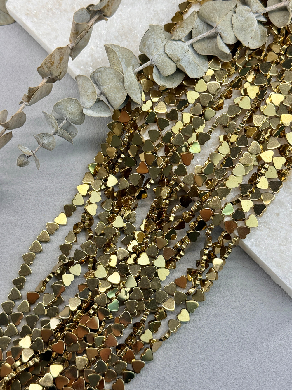 Гематит сердце, золото, 6 мм, нить 40 см