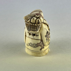 Статуэтка нэцкэ Дед с кузовком и веером