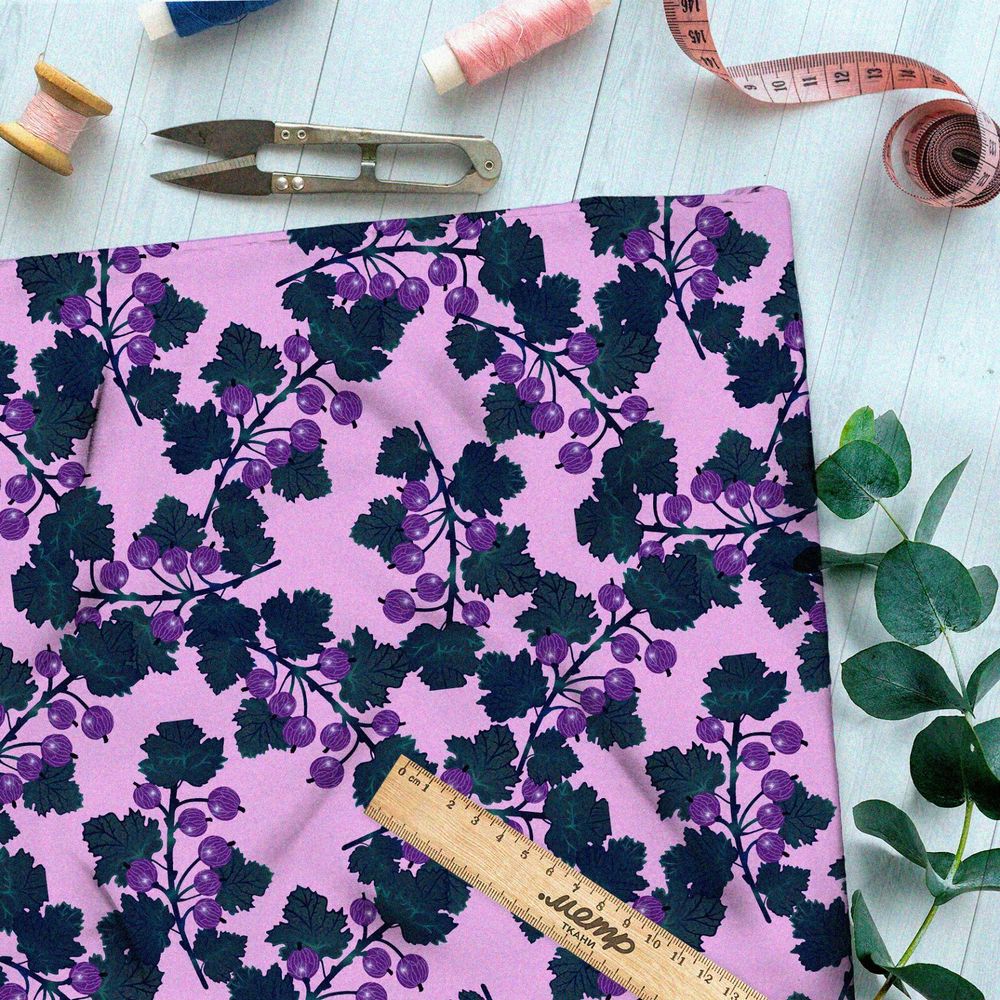 Ткань интерлок затемнённая смородина на розовом фоне