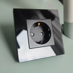 Розетка стеклянная одинарная с рамкой черная