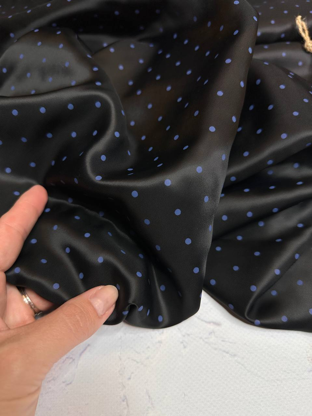 Вискоза подкладочная с узором (100%вискоза, Черный фон/фиолетово-синий мелкий горох, 137, 75 гр/м2)