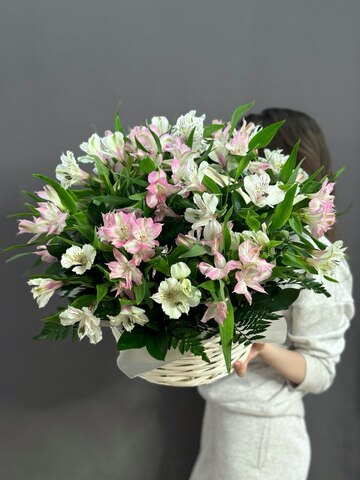 Композиция в корзине с альстромериями