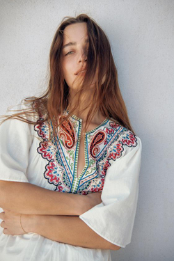 ZARA ПЛАТЬЕ МИДИ С ВЫШИВКОЙ — ZW COLLECTION, ЖЕЛТОВАТО-БЕЛЫЙ