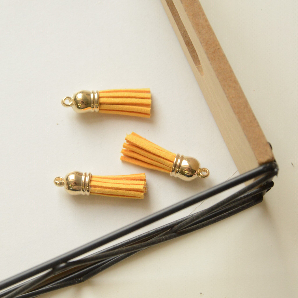 Кисточка замшевая, длина 3,8 см, цвет медовый