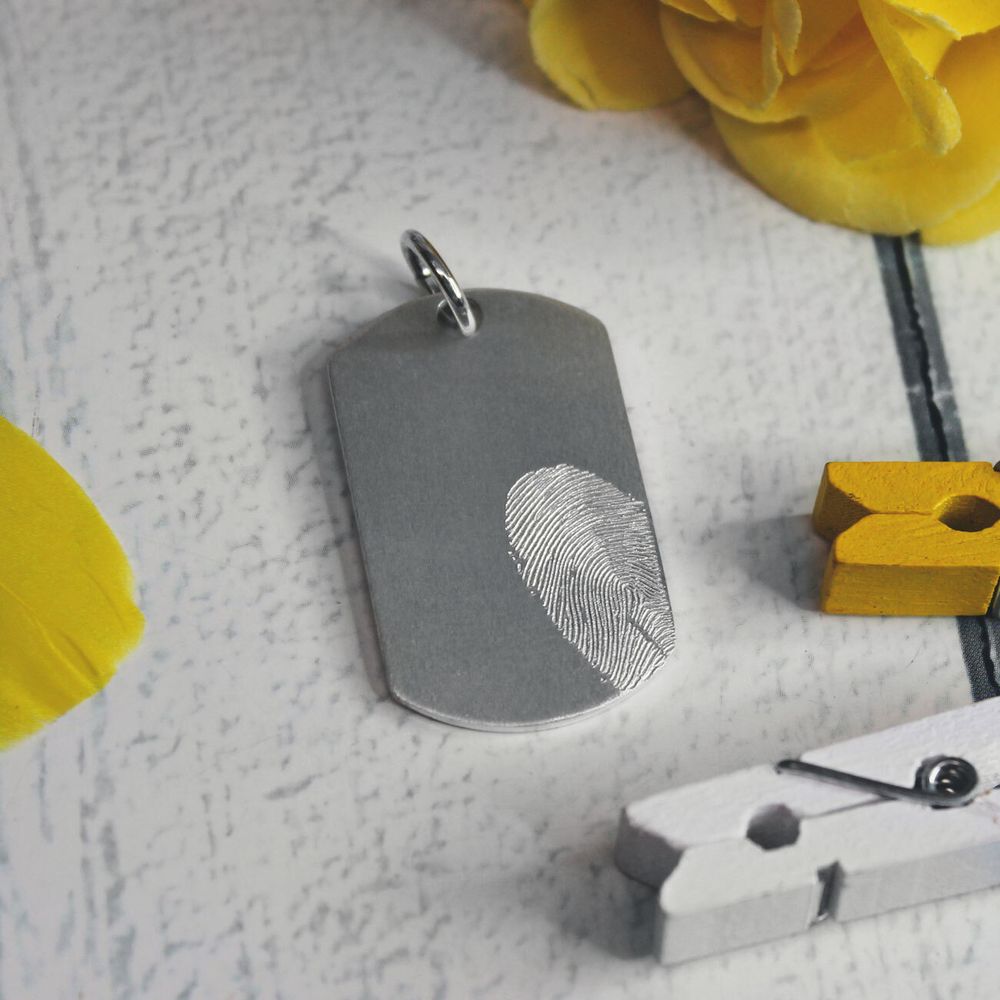 Матовый жетон из серебра с гравировкой отпечатка пальца на заказ
