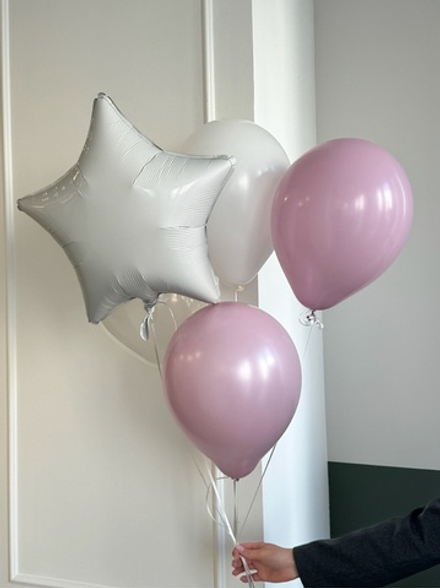 Фонтан из шаров в бело-розовых оттенках