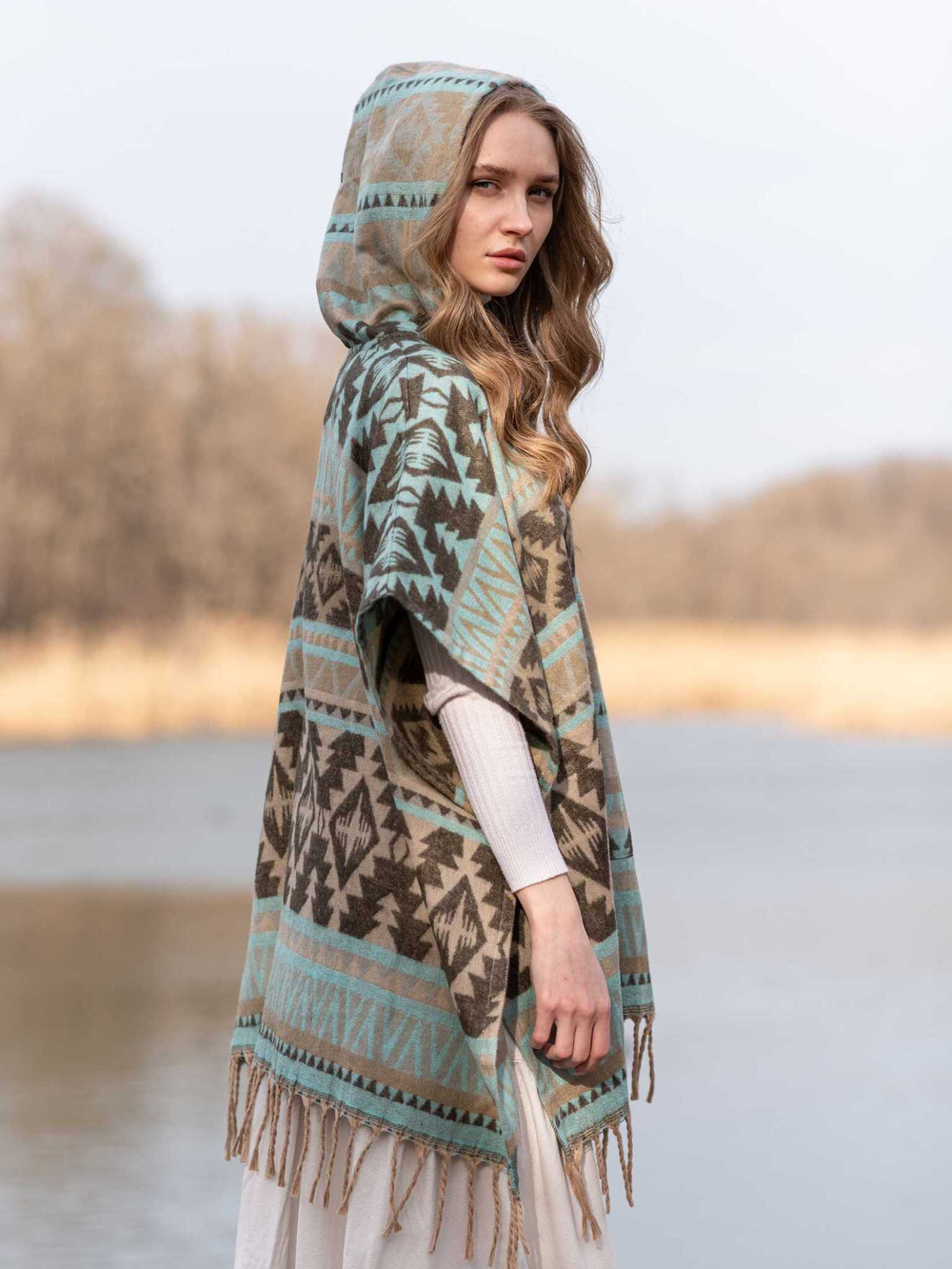 Пончо шерстяное с орнаментом