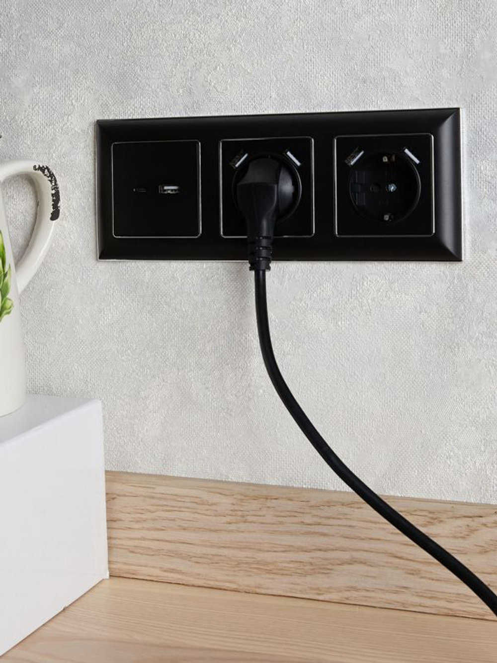 Рамка 3-м BRITE РУ-3-Бр хром/черн. IEK BR-M32-12-2-K23