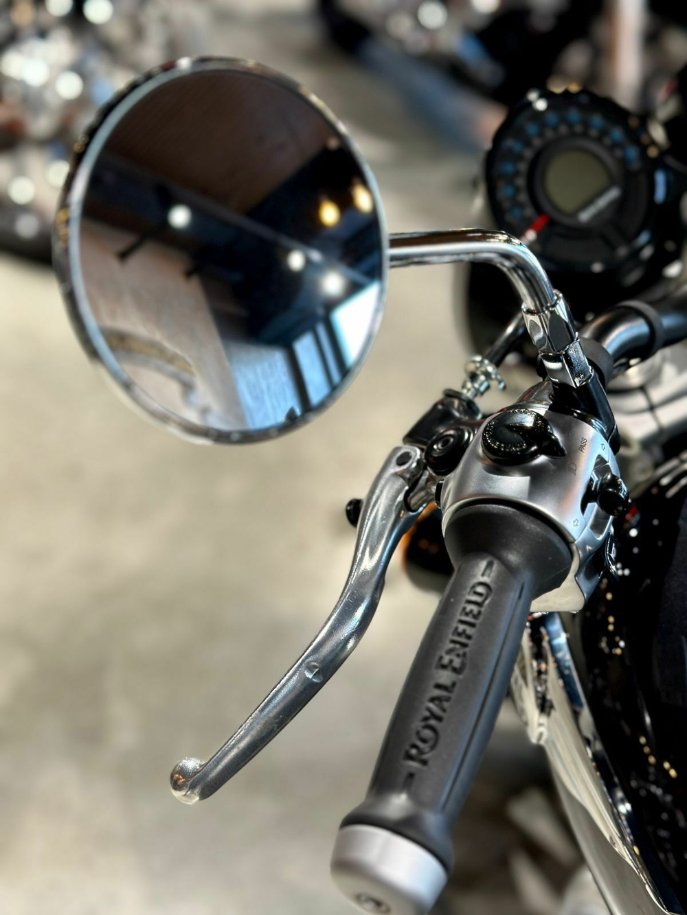 Royal Enfield Super Meteor 650 Astral Blue (Base)