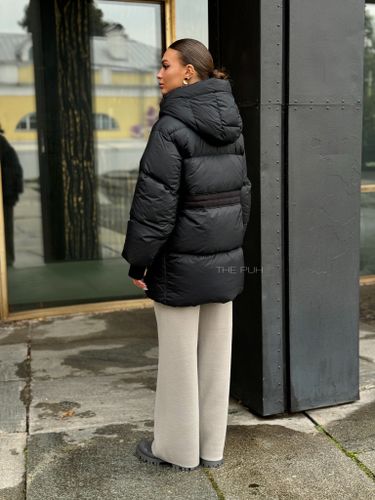 Черный приталенный пуховик с капюшоном