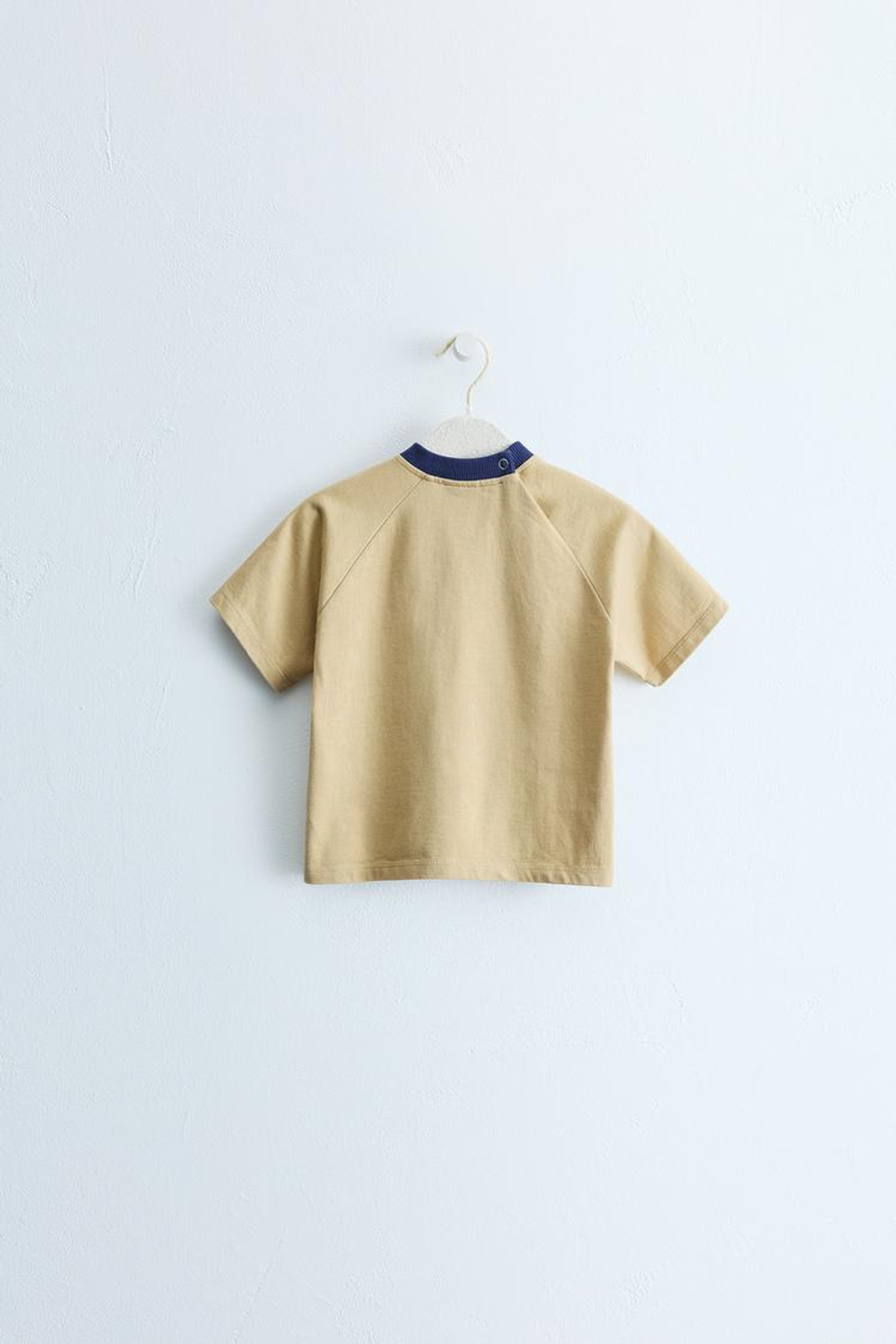 ZARA TIMELESS — ФУТБОЛКА С КОНТРАСТНЫМ ВОРОТНИКОМ, ХАКИ