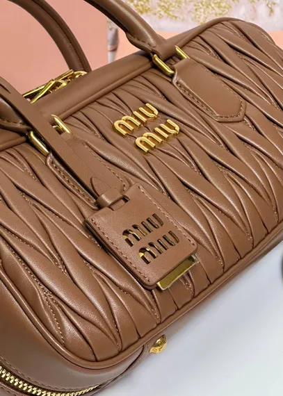 Сумка MIU MIU Arcadie matelassé из кожи наппа, коричневый
