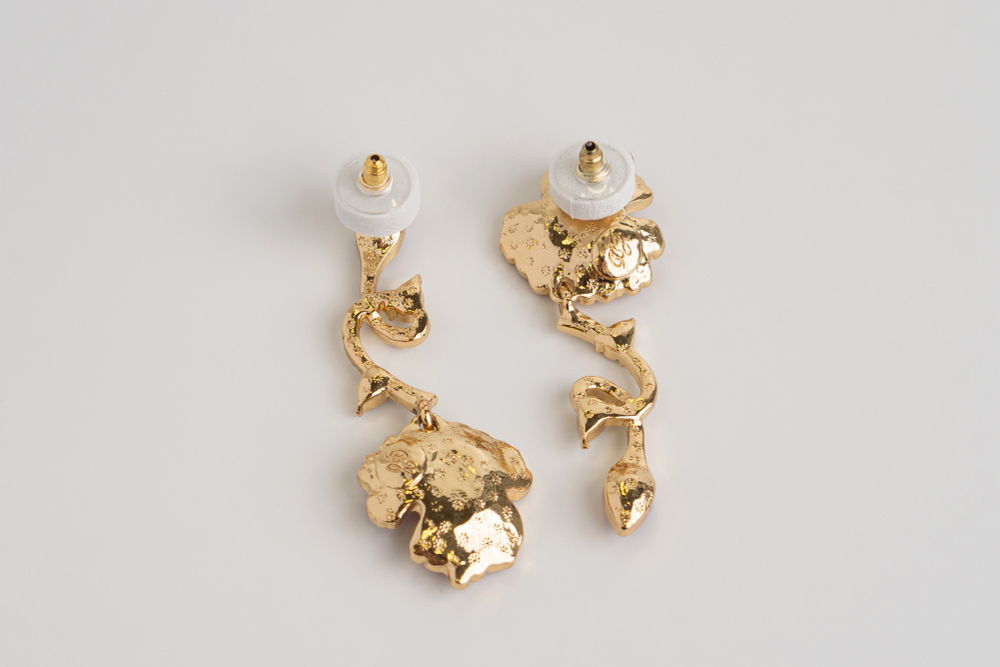 Винтажные ассиметричные серьги-пусеты Betsey Johnson с подвесками с растительными мотивами