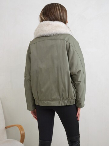 Укороченная парка в цвете хаки с бежевым меховым воротником