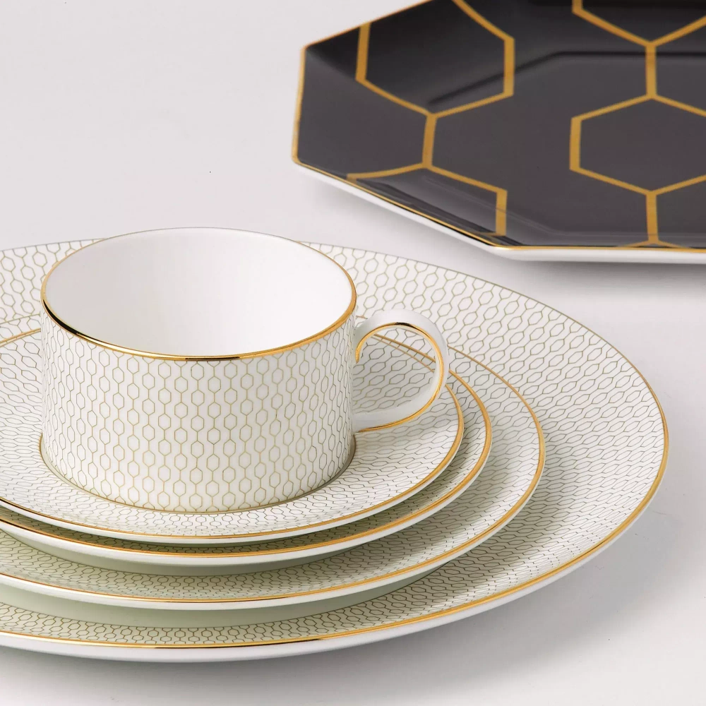 Wedgwood - Чашка и блюдце + тарелка для завтрака + тарелка для десерта. / артикул   EAN 00738712  / GTIN 00738712